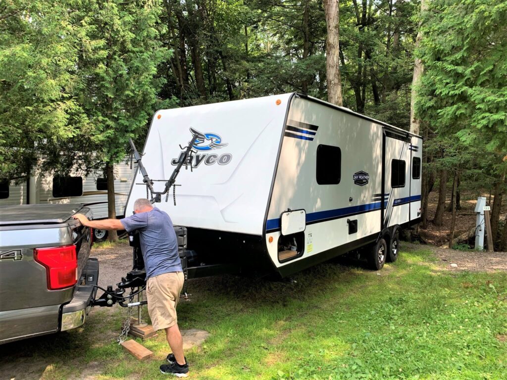 unhitching travel trailer